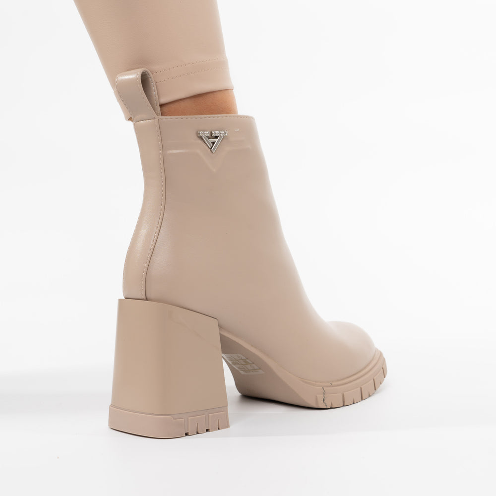 
                      
                        Botine Cu Toc 8cm Patrat si Varf Rotund - Arina Nude
                      
                    