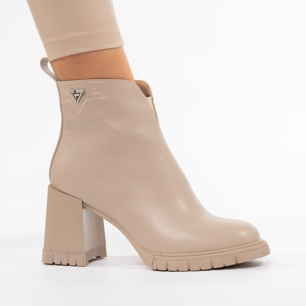 
                      
                        Botine Cu Toc 8cm Patrat si Varf Rotund - Arina Nude
                      
                    