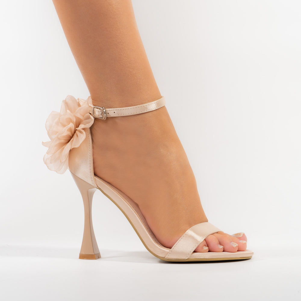 
                      
                        Sandale Elegante Cu Floare Si Toc Asimetric - Olivia Bej
                      
                    