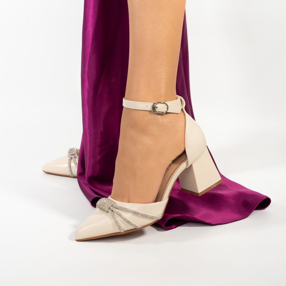 
                      
                        Pantofi Eleganti Cu Toc Mic Accesorizati cu Strasuri - Gratiela Bej
                      
                    