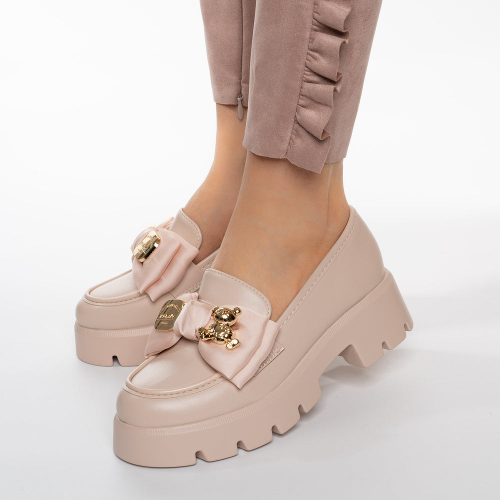 
                      
                        Pantofi Casual Tip Mocasini Accesorizati Cu Ursulet Si Funda - Scarlett Nude
                      
                    