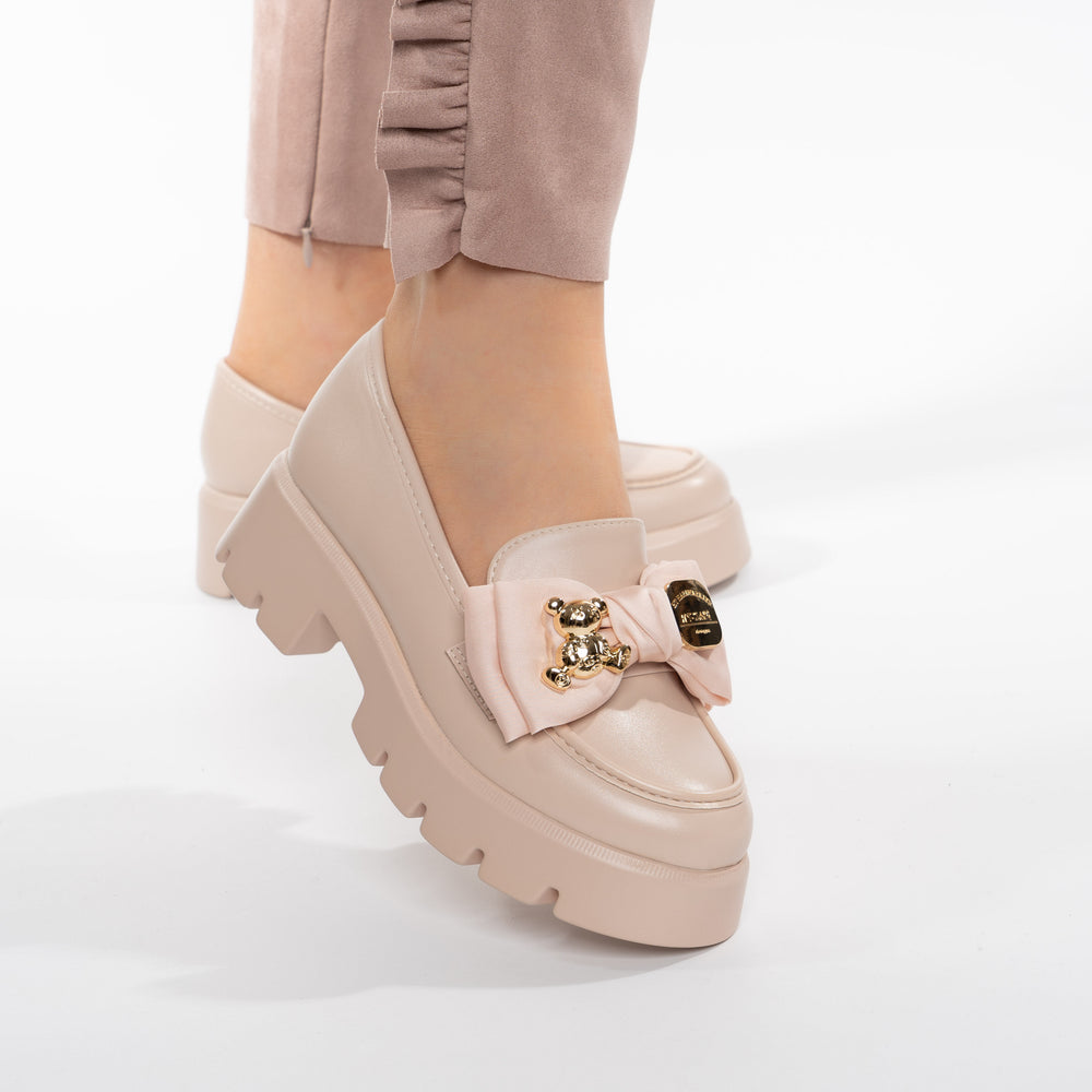 
                      
                        Pantofi Casual Tip Mocasini Accesorizati Cu Ursulet Si Funda - Scarlett Nude
                      
                    