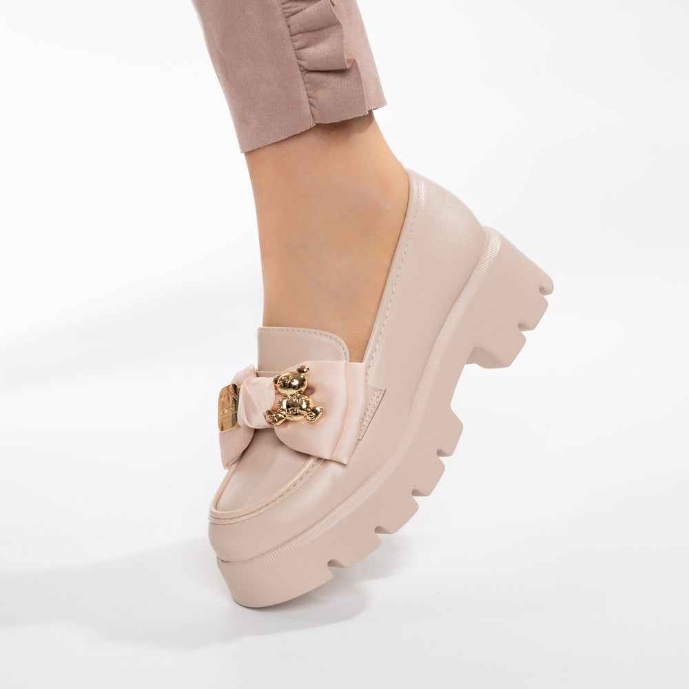 
                      
                        Pantofi Casual Tip Mocasini Accesorizati Cu Ursulet Si Funda - Scarlett Nude
                      
                    