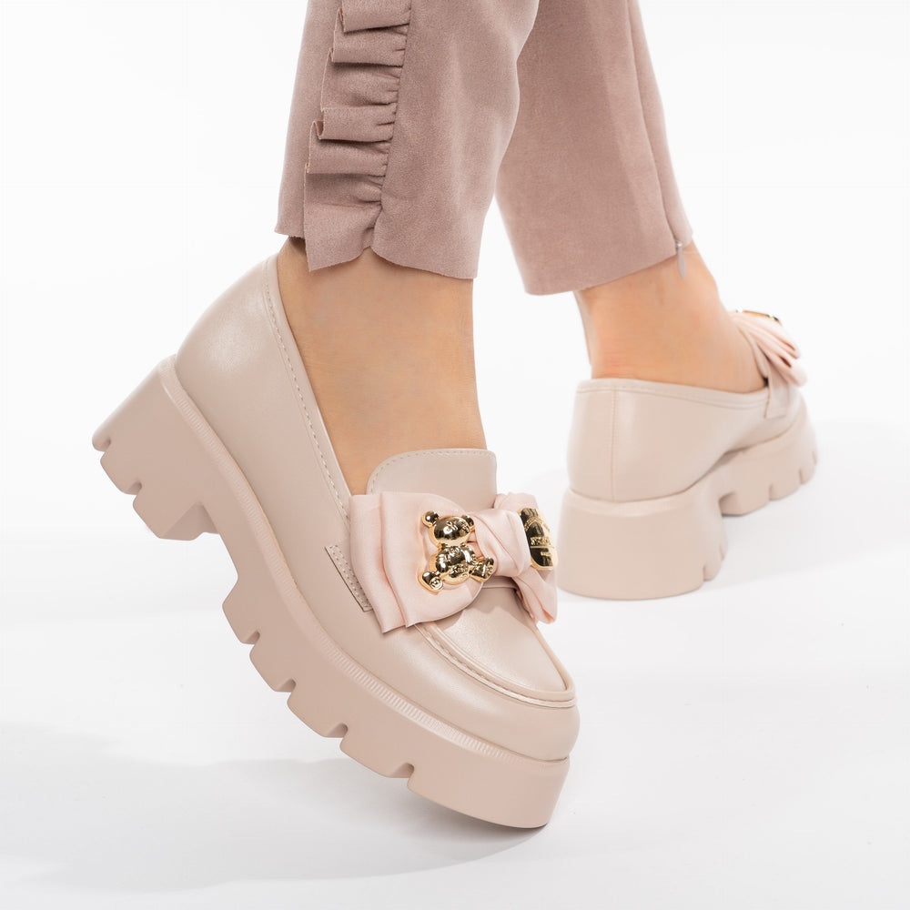 
                      
                        Pantofi Casual Tip Mocasini Accesorizati Cu Ursulet Si Funda - Scarlett Nude
                      
                    