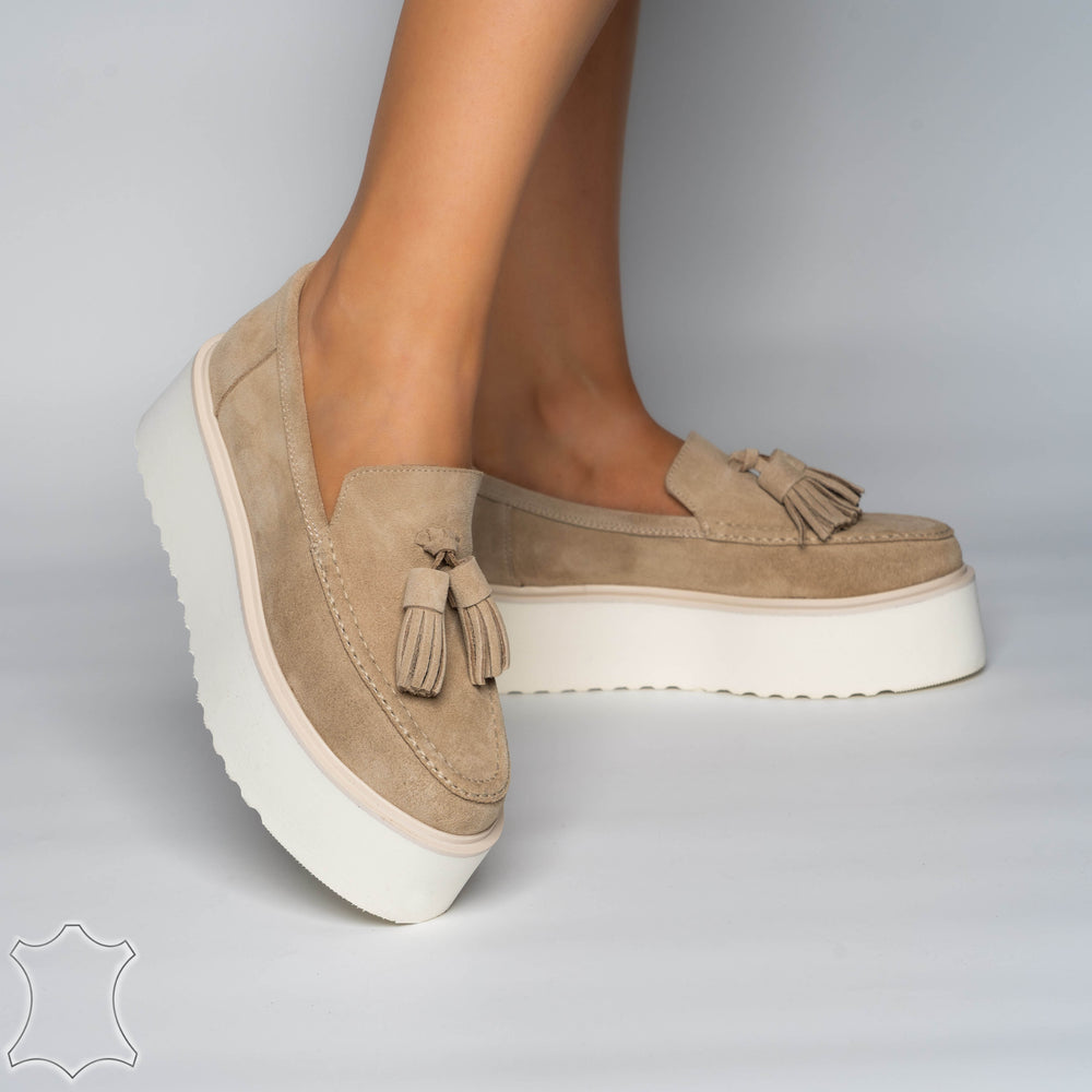 
                      
                        Mocasini Loafers Din Piele Intoarsă Suede cu Talpa Inalta - Bej Livia
                      
                    